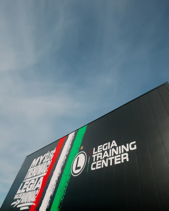 Budynek Legia Training Center pod błękitnym niebem