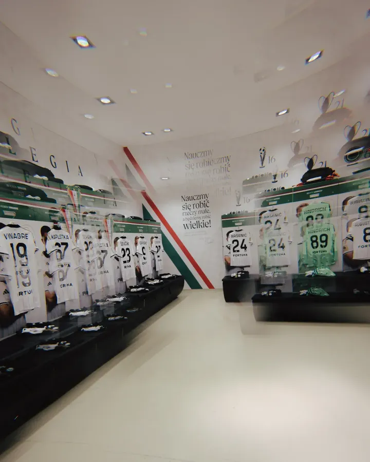 Szatnia na stadionie Legii z koszulkami zawodników powieszonymi przy szafkach